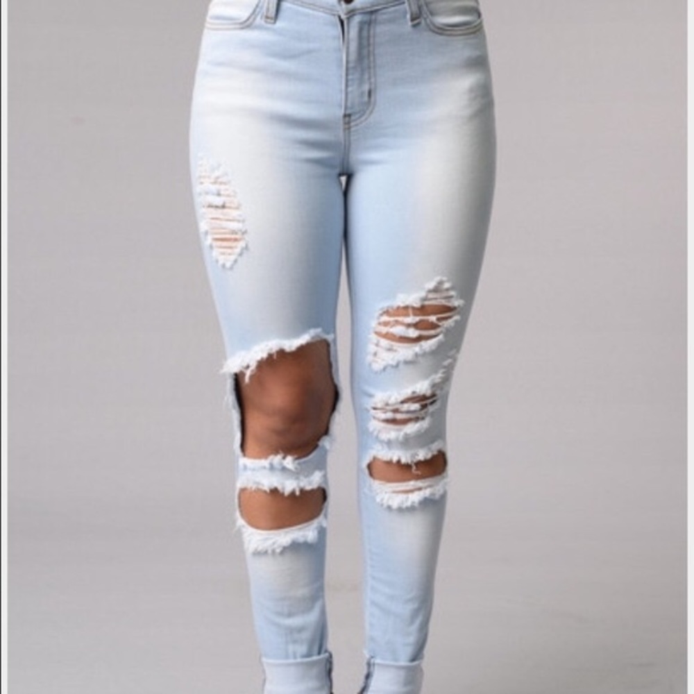 Super cute ripped fashion nova jeans size 3❤️